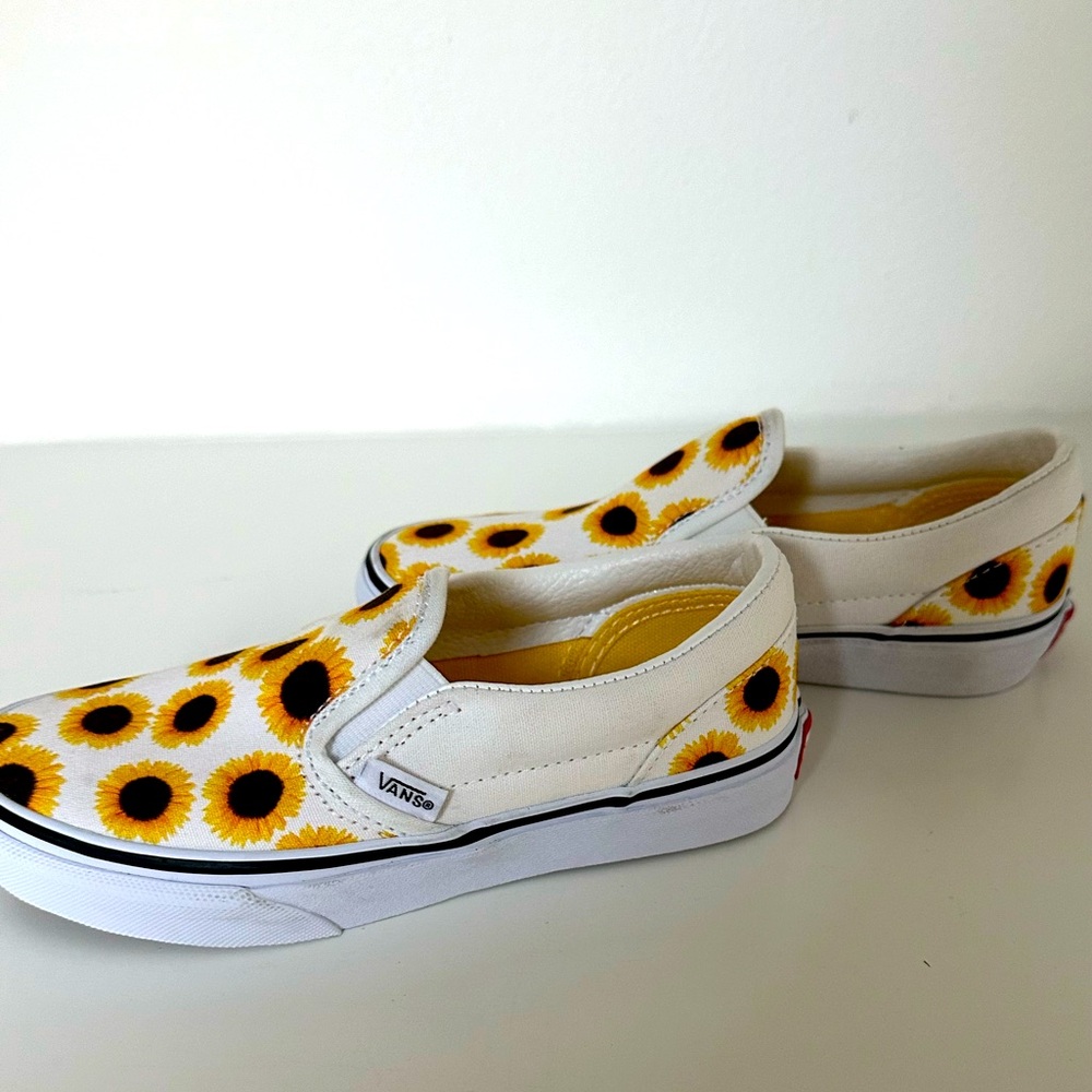Vans kids size 1 slip on sunflower shoes. New with tags!